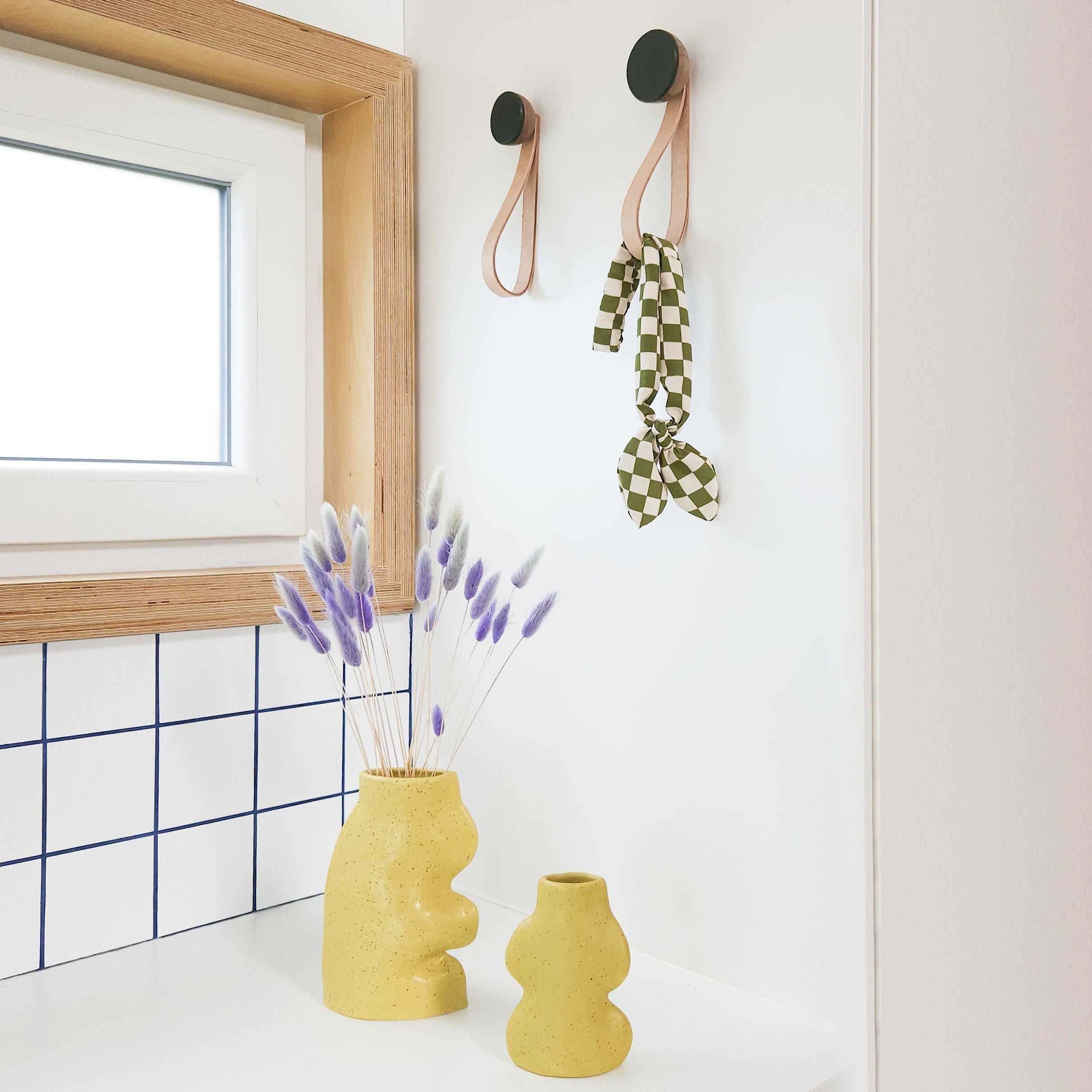 Porte-manteau mural rond en noyer et céramique avec sangle en cuir - Vert foncé