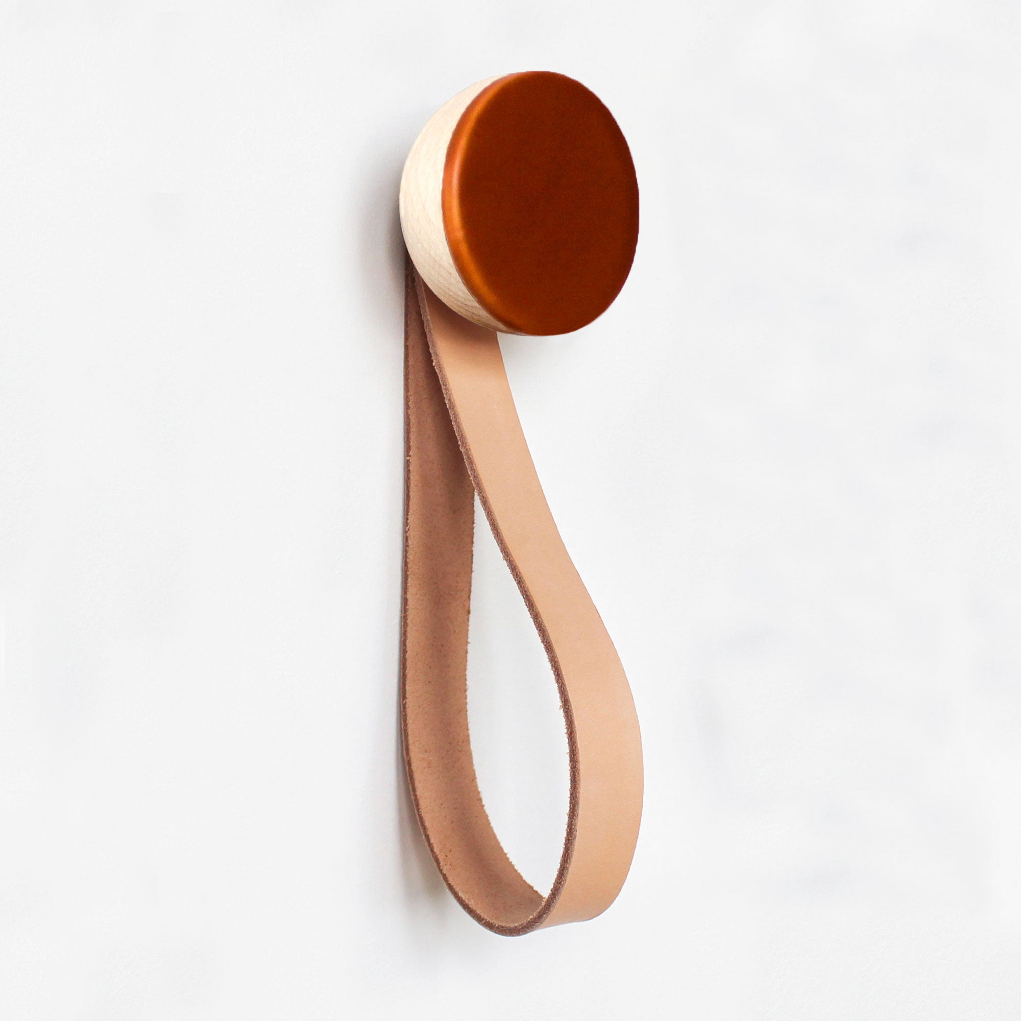 Patère murale en bois de hêtre et céramique avec sangle en cuir - Orange terre cuite foncée