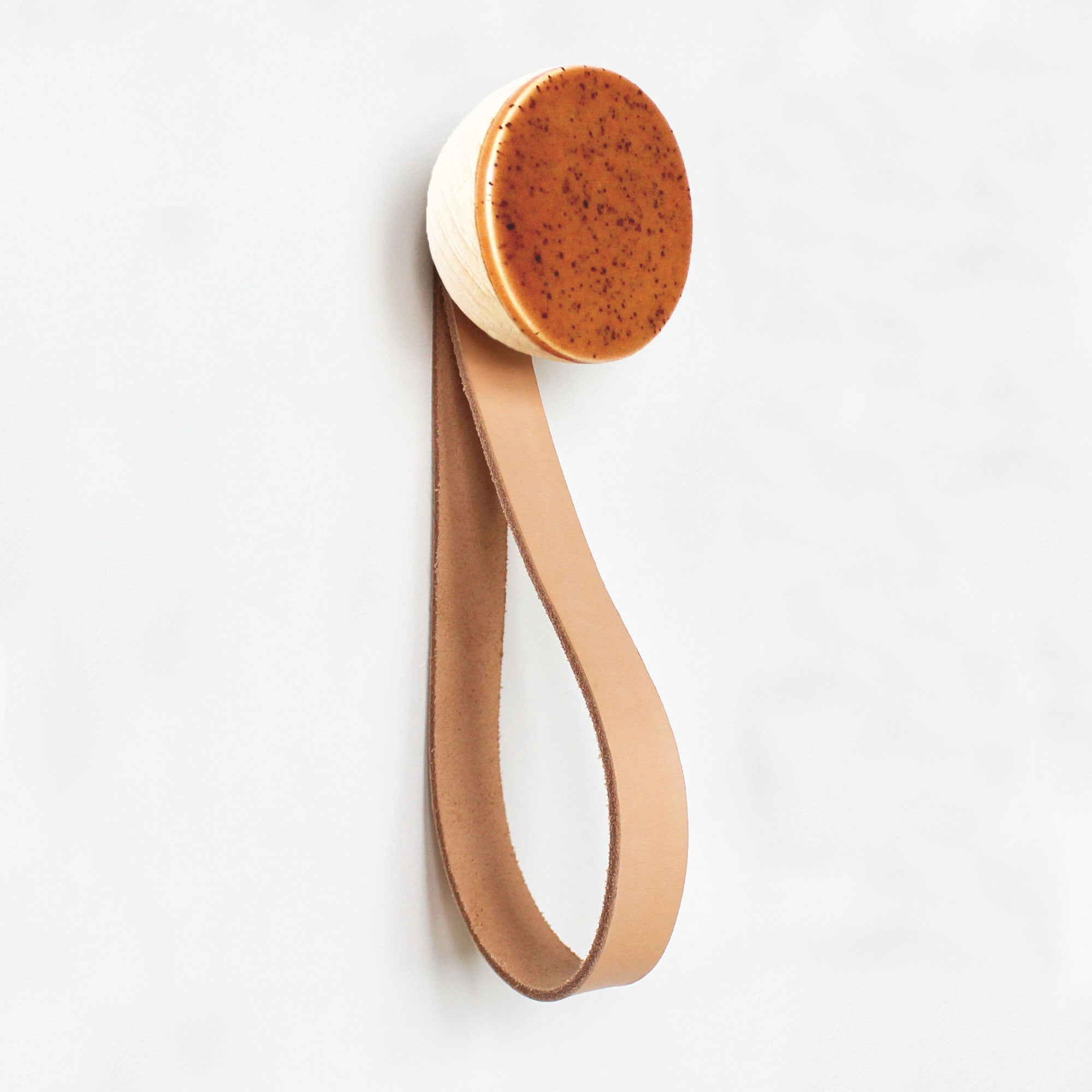 Porte-manteau/patère murale ronde en bois de hêtre et céramique avec sangle en cuir – Points orange terre cuite
