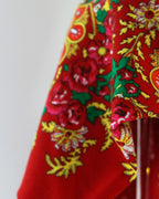 Lenço de Viana do Castelo, lenço minhoto tradicional português com franjas, símbolo do Minho e da cultura de Viana. Lenço regional original usado nas Festas da Senhora d’Agonia, no traje das mordomas e nas danças folclóricas. Lenço de Viana azul, vermelho, branco ou preto, com estampas florais e desenhos típicos do artesanato português. Acessório tradicional de Viana do Castelo, usado por mulheres e homens como símbolo de fé, amor e orgulho minhoto. Lenço cultural português. Presente ideal feito em Portugal