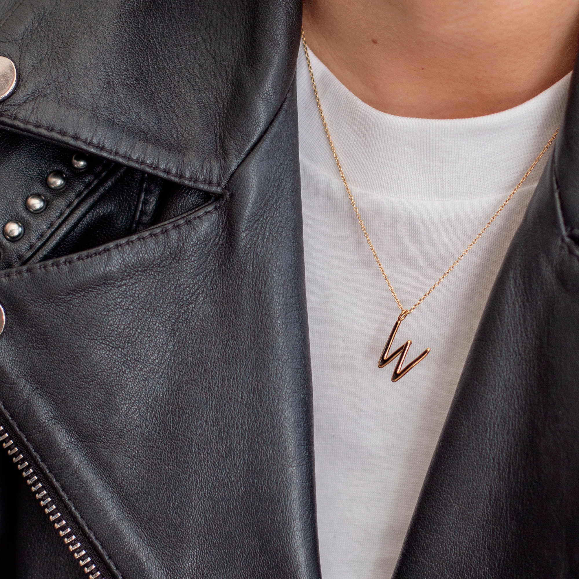 Collier Initial W