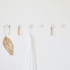 Porte-manteau mural / Patère en bois de hêtre et céramique avec sangle en cuir – Sable blanc