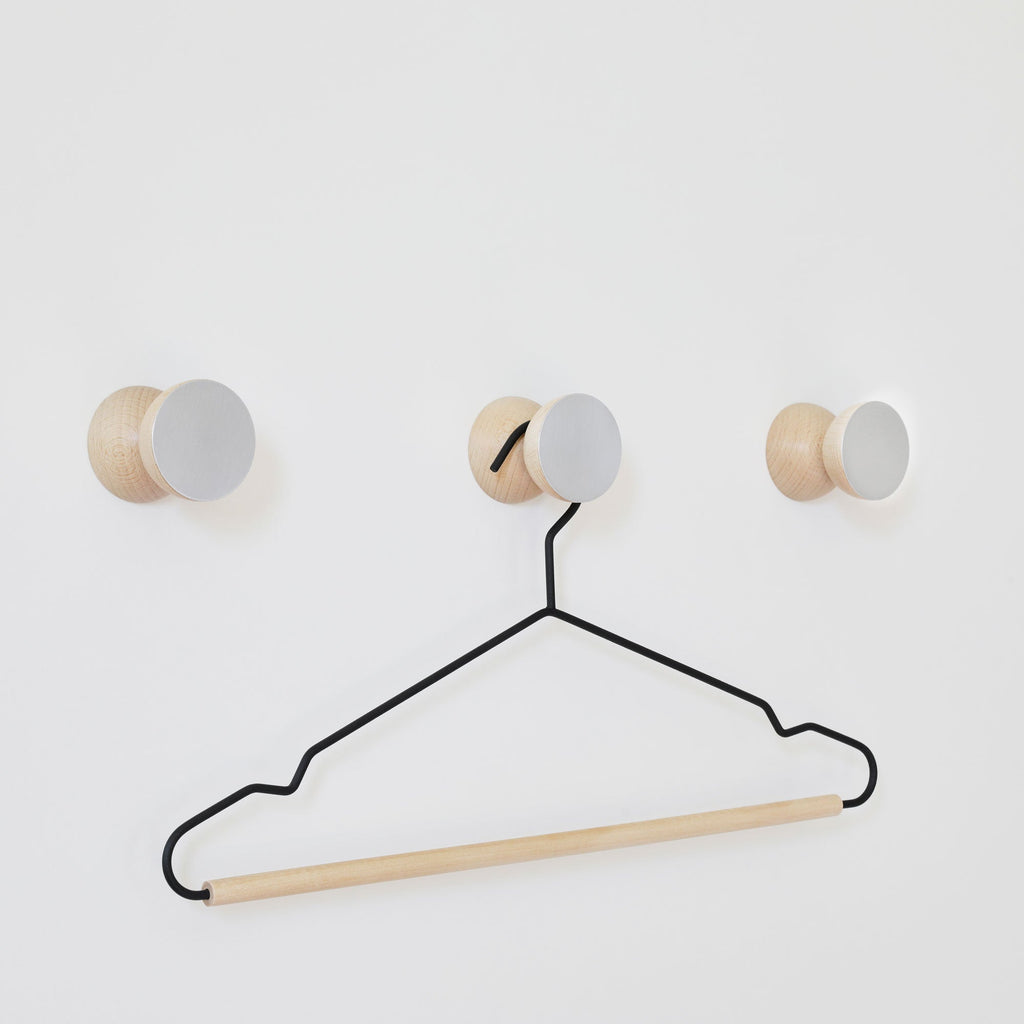 Patère/bouton mural géométrique en bois de hêtre et aluminium