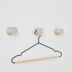 Patère/bouton mural géométrique en bois de hêtre et aluminium
