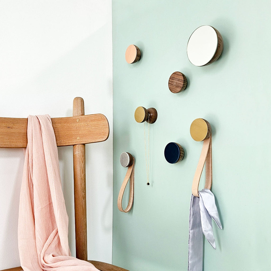 Patère / Crochet mural rond en noyer et céramique avec sangle en cuir - Gris tacheté