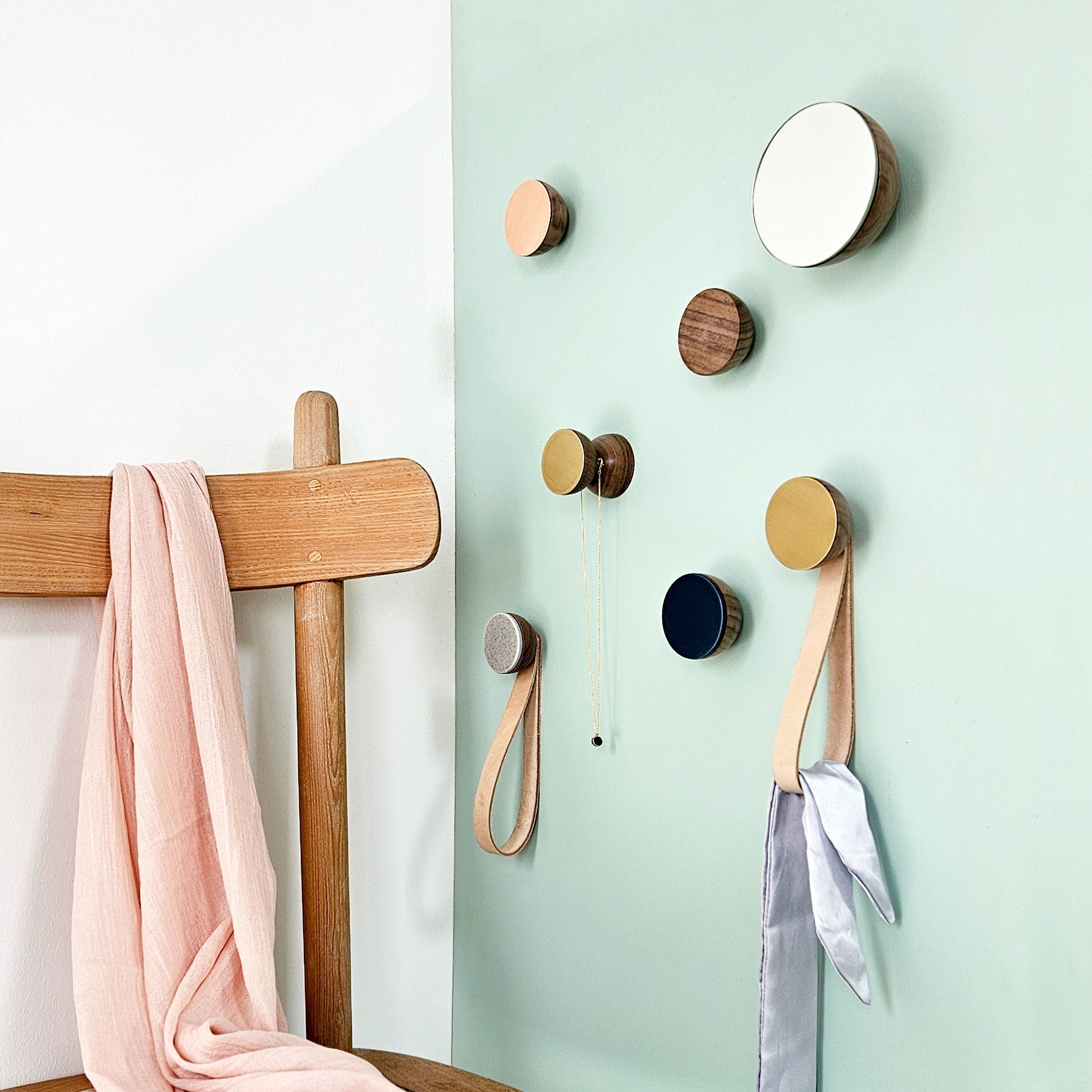 Patère / Crochet mural rond en noyer et céramique avec sangle en cuir - Gris tacheté