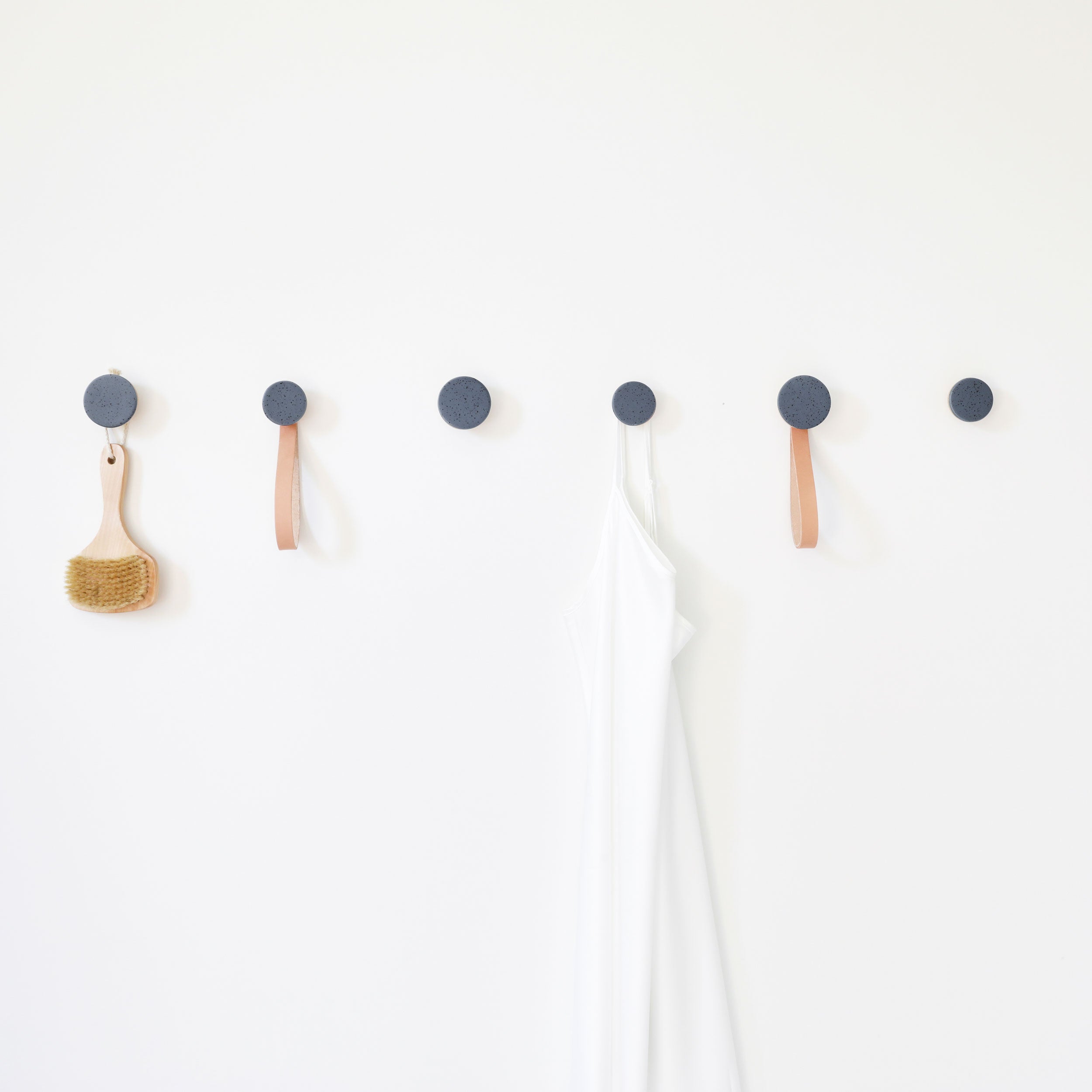 Patère/crochet mural en bois de hêtre et céramique, avec lanière en cuir – Taches bleu-noir