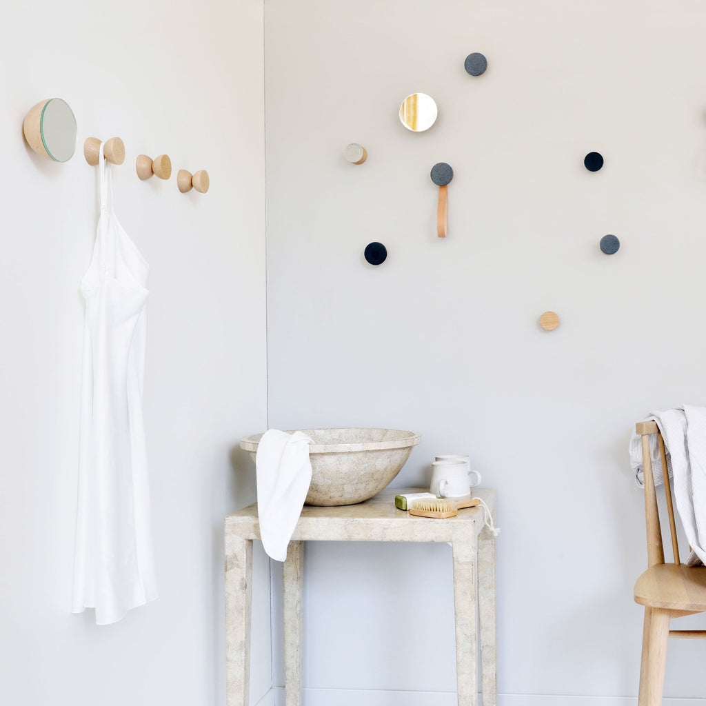 Patère/crochet mural en bois de hêtre et céramique, avec lanière en cuir – Taches bleu-noir