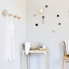 Patère/crochet mural en bois de hêtre et céramique, avec lanière en cuir – Taches bleu-noir