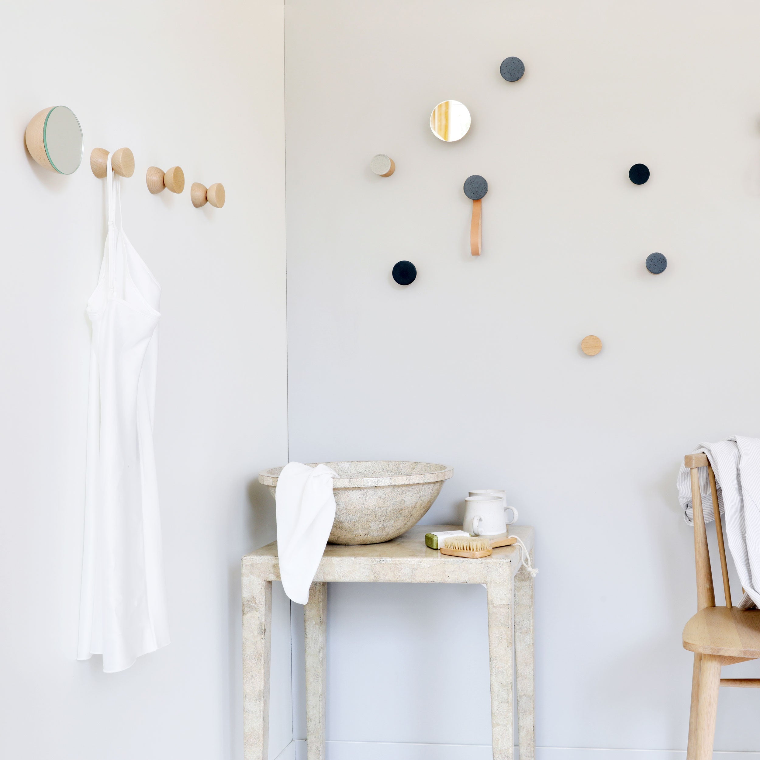 Patère/crochet mural en bois de hêtre et céramique, avec lanière en cuir – Taches bleu-noir