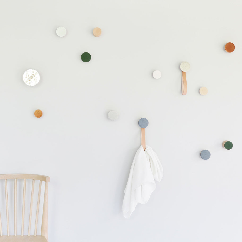 Patère/crochet mural en bois de hêtre et céramique, avec lanière en cuir – Taches bleu-noir