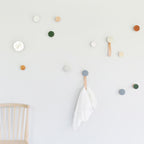 Patère/crochet mural en bois de hêtre et céramique, avec lanière en cuir – Taches bleu-noir