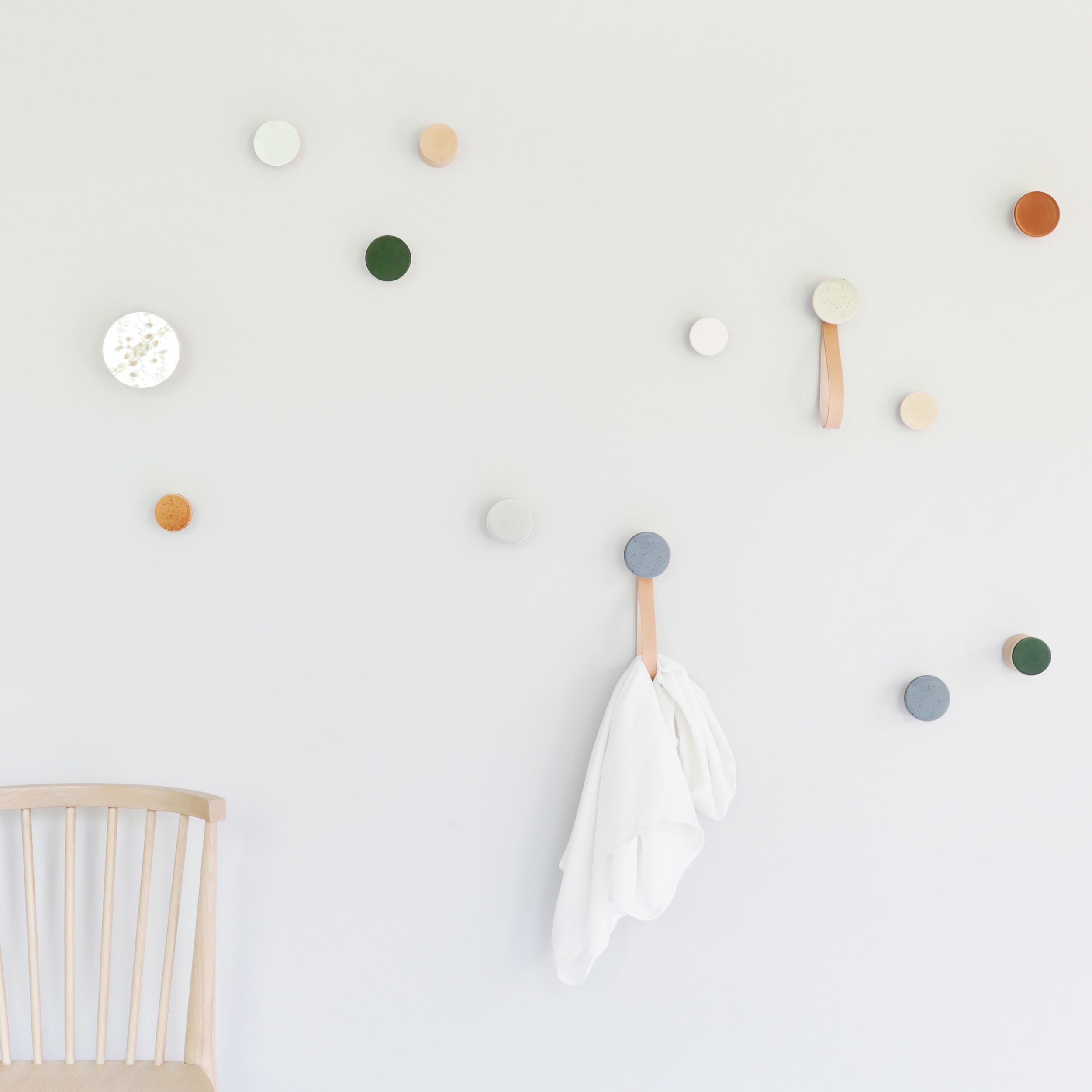 Patère/crochet mural en bois de hêtre et céramique, avec lanière en cuir – Taches bleu-noir