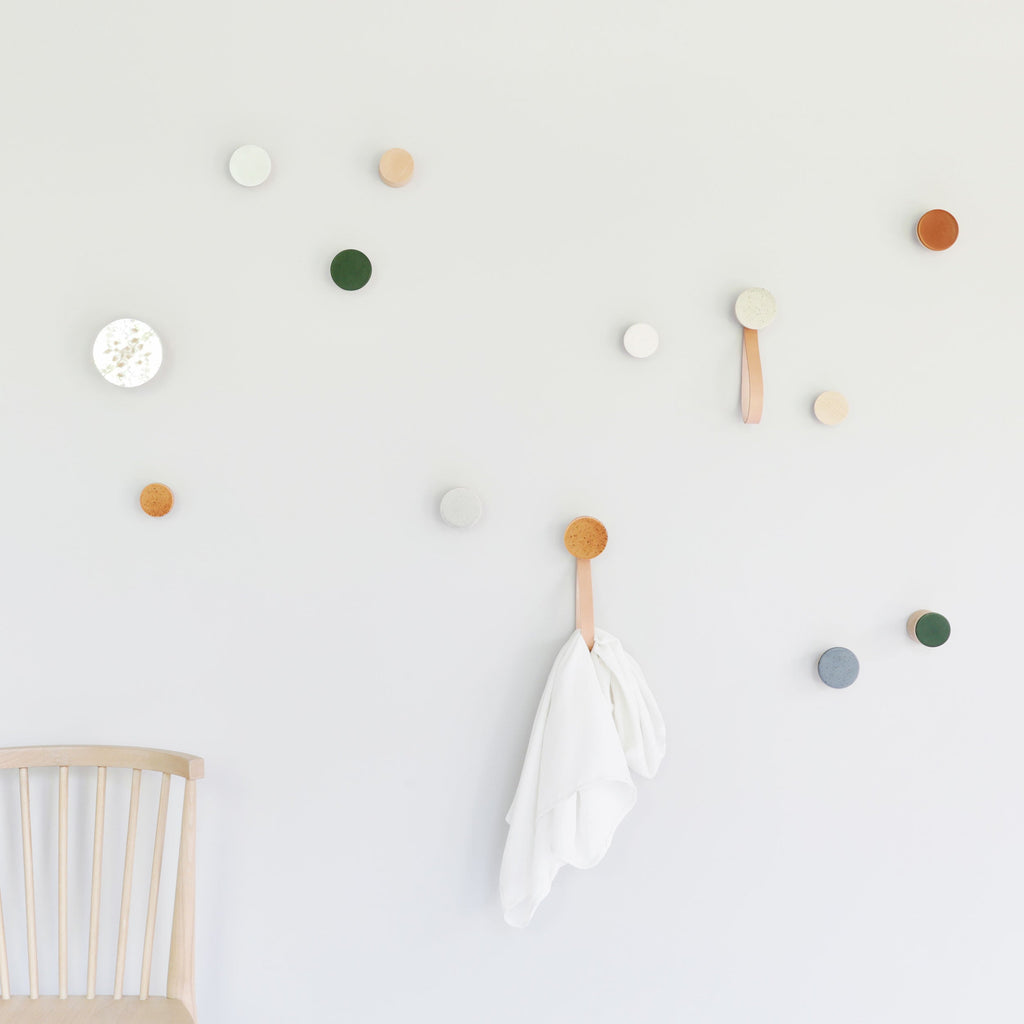 Porte-manteau/patère murale ronde en bois de hêtre et céramique avec sangle en cuir – Points orange terre cuite