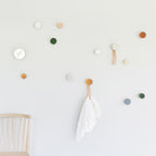 Porte-manteau/patère murale ronde en bois de hêtre et céramique avec sangle en cuir – Points orange terre cuite