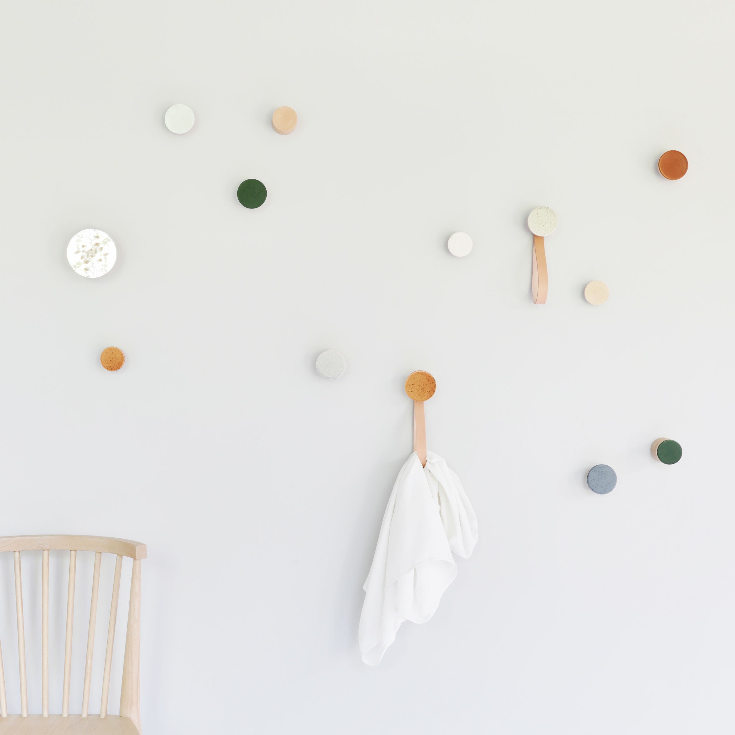 Porte-manteau/patère murale ronde en bois de hêtre et céramique avec sangle en cuir – Points orange terre cuite