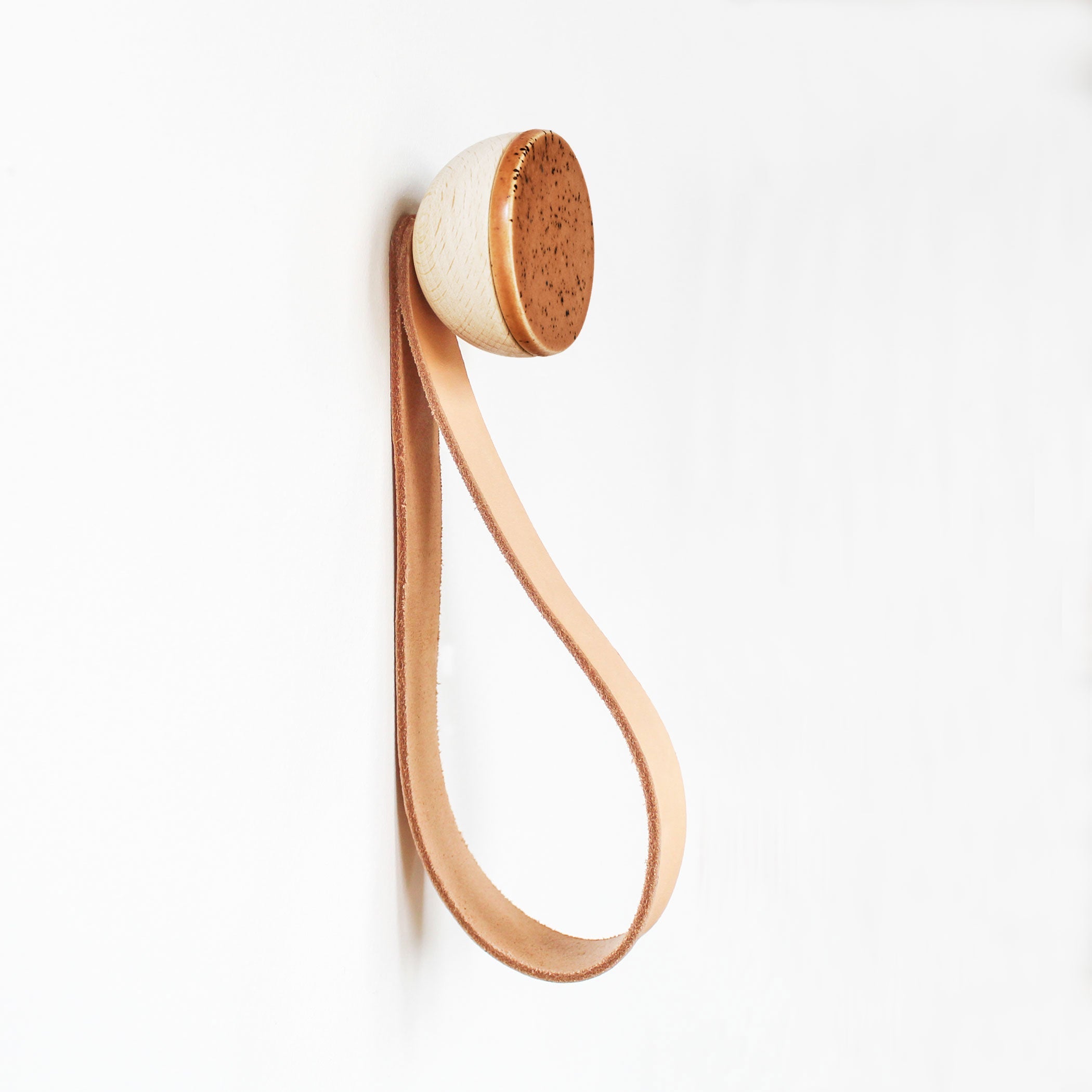 Porte-manteau/patère murale ronde en bois de hêtre et céramique avec sangle en cuir – Points orange terre cuite