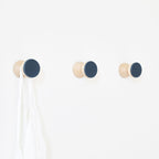 Patère/bouton mural géométrique en hêtre et céramique - Bleu foncé