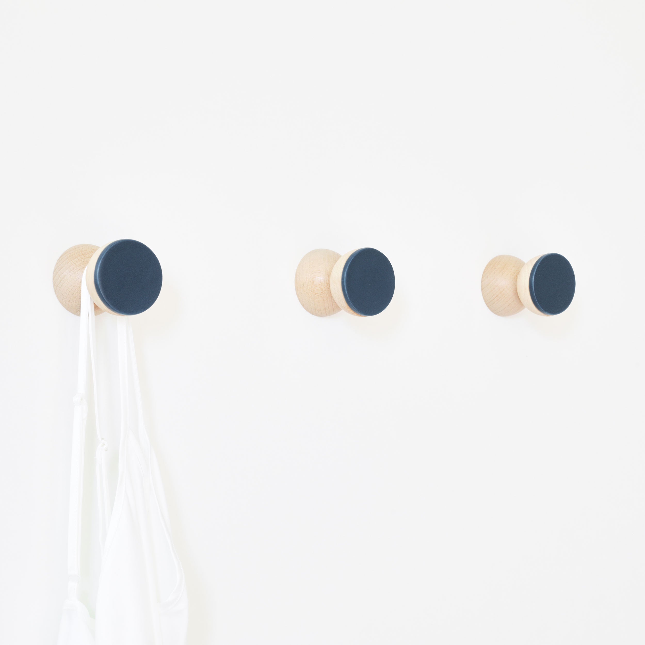 Patère/bouton mural géométrique en hêtre et céramique - Bleu foncé