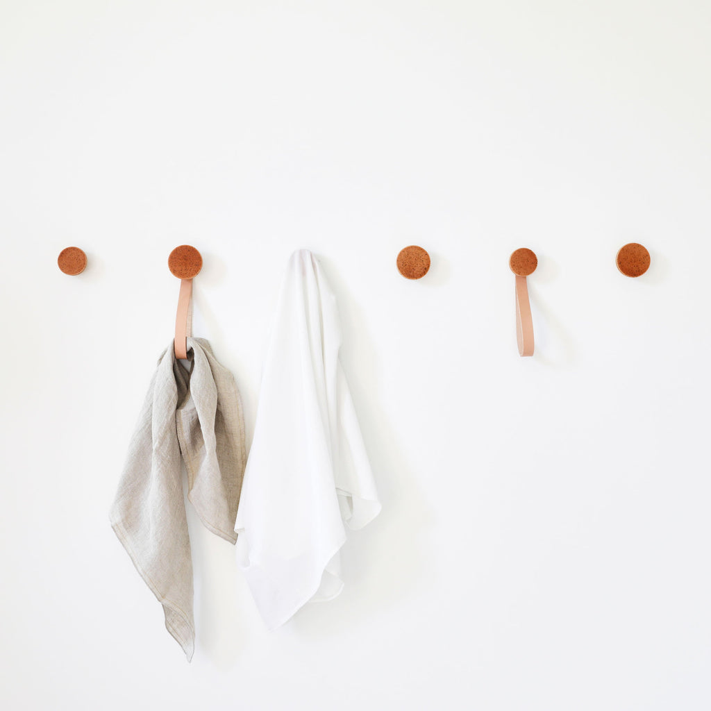 Porte-manteau/patère murale ronde en bois de hêtre et céramique avec sangle en cuir – Points orange terre cuite