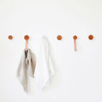 Porte-manteau/patère murale ronde en bois de hêtre et céramique avec sangle en cuir – Points orange terre cuite