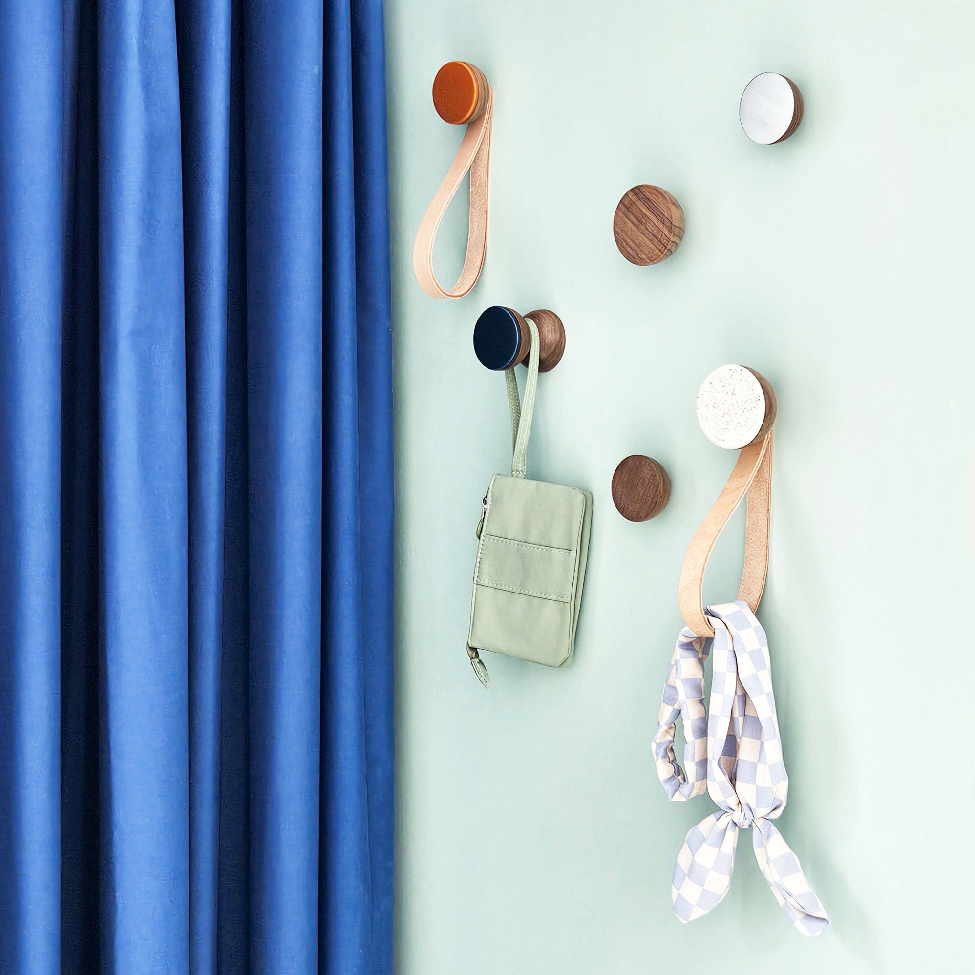 Porte-manteau/patère murale ronde en noyer et céramique avec sangle en cuir - Blanc moucheté