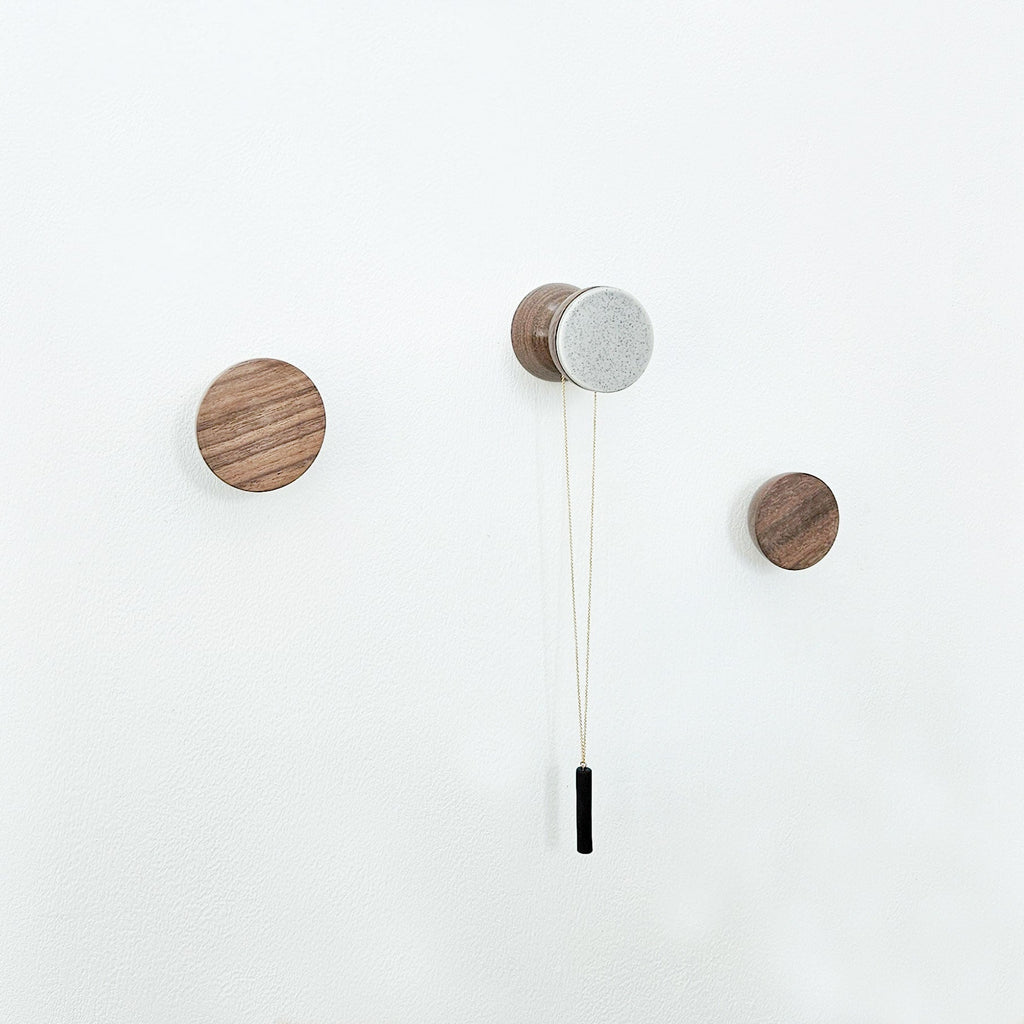 Porte-manteau/patère murale géométrique en bois de noyer et céramique - Gris tacheté