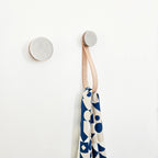 Patère / Crochet mural rond en noyer et céramique avec sangle en cuir - Gris tacheté