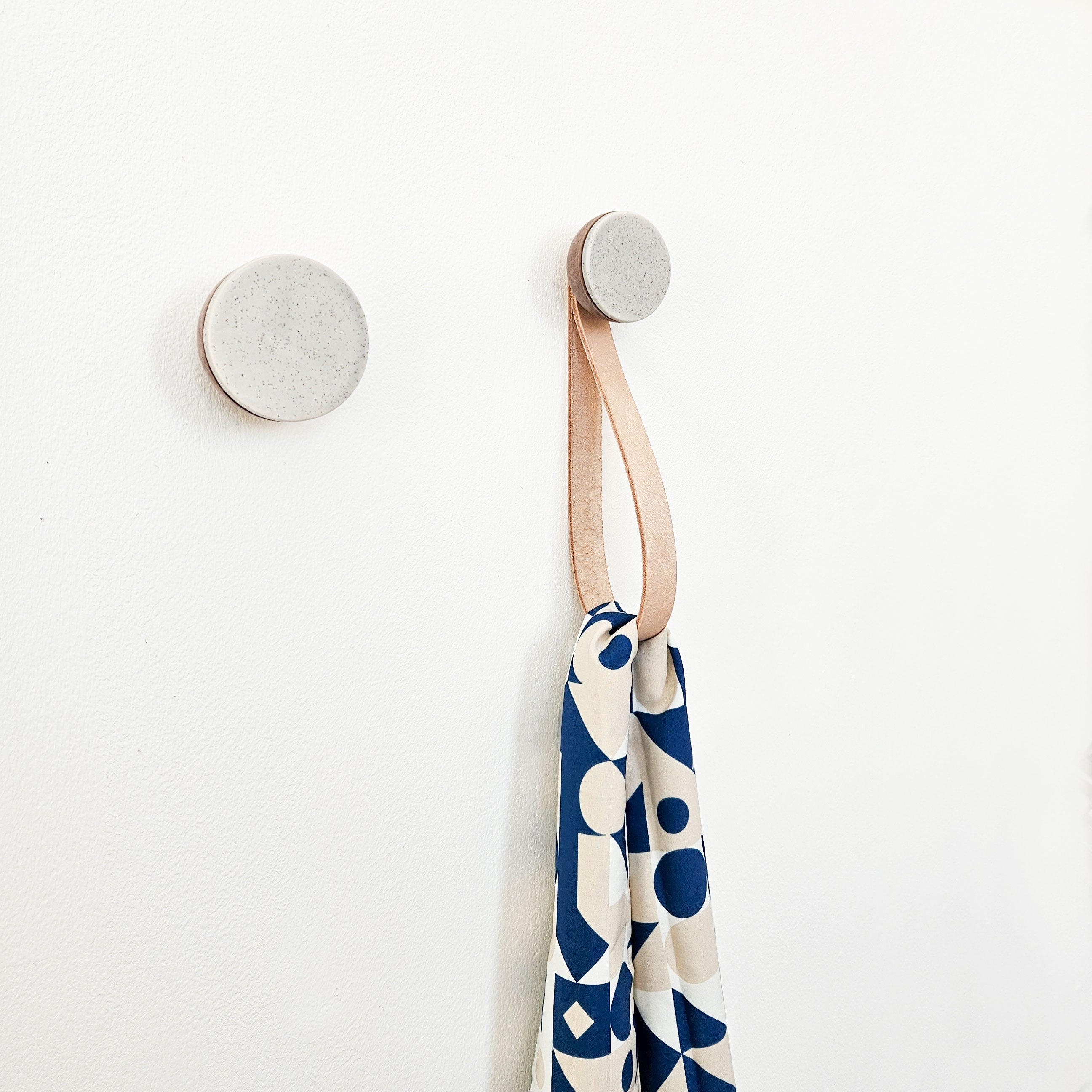 Patère / Crochet mural rond en noyer et céramique avec sangle en cuir - Gris tacheté