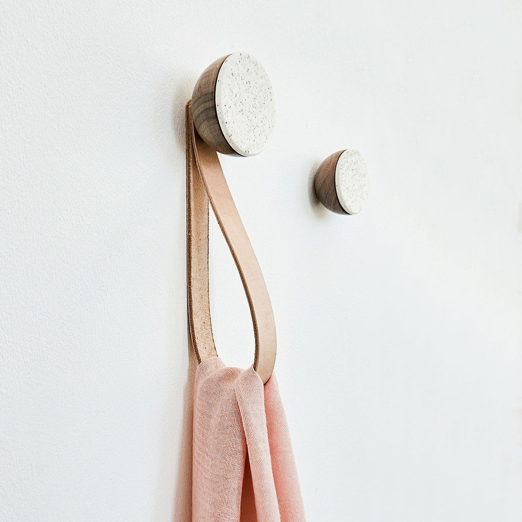 Porte-manteau/patère murale ronde en noyer et céramique avec sangle en cuir - Blanc moucheté